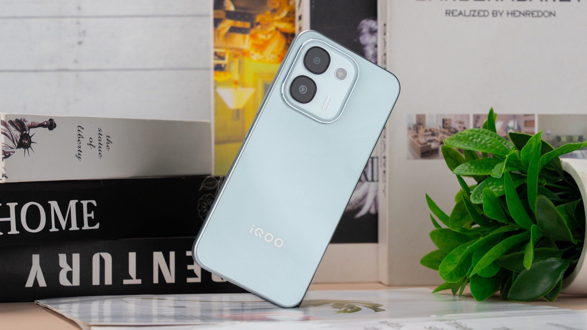 来看看iQOO Z11S「万里浮光」配色，全新悬浮舷窗设计，用全金属模组包裹通透