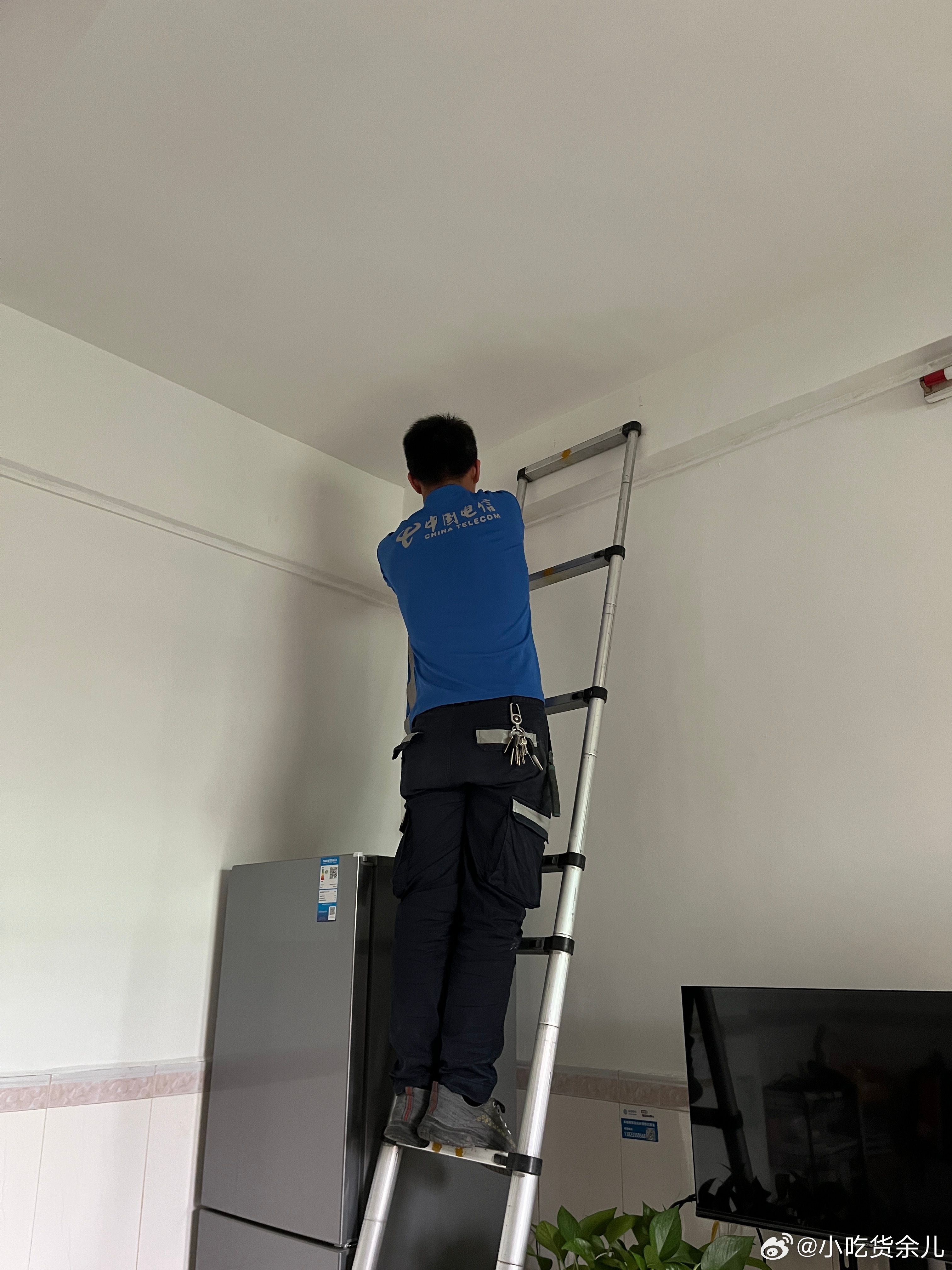 大城市就是好，现在出租房不需要自己牵网线，全部由房东和电信合作，然后每个租房都会