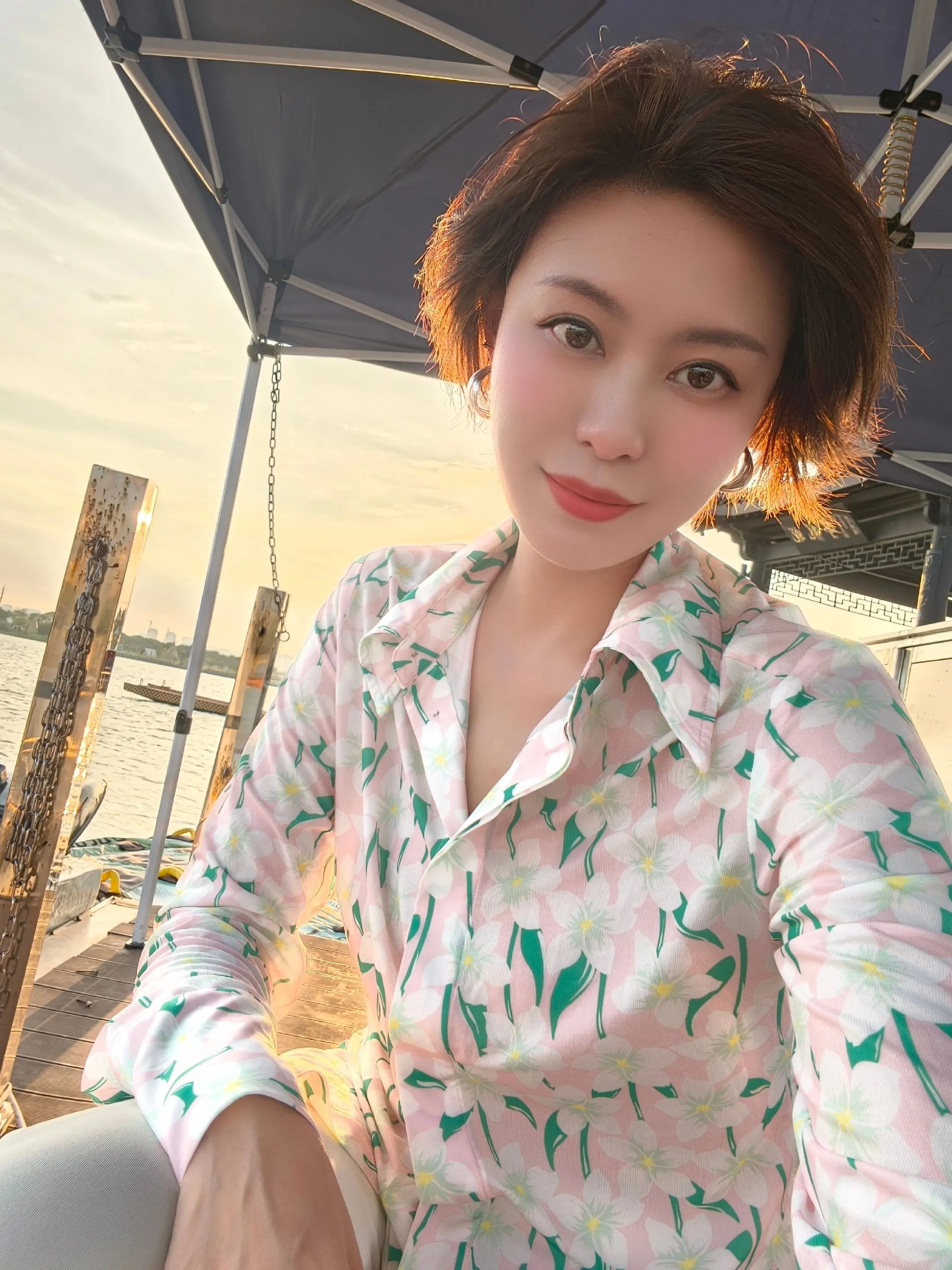 身上这件衣服有四五年了吧 今晚穿完回去就扔了 ......