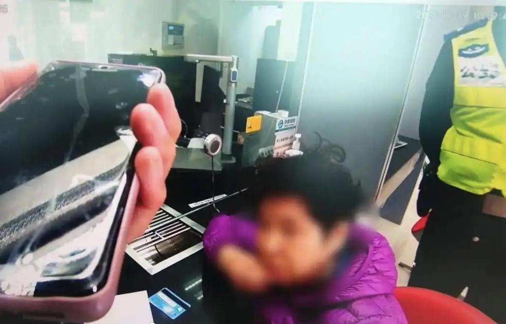 上海静安区的陆阿姨本想着靠“中新股”大赚一笔，欢欢喜喜地冲向银行要转账10万元。