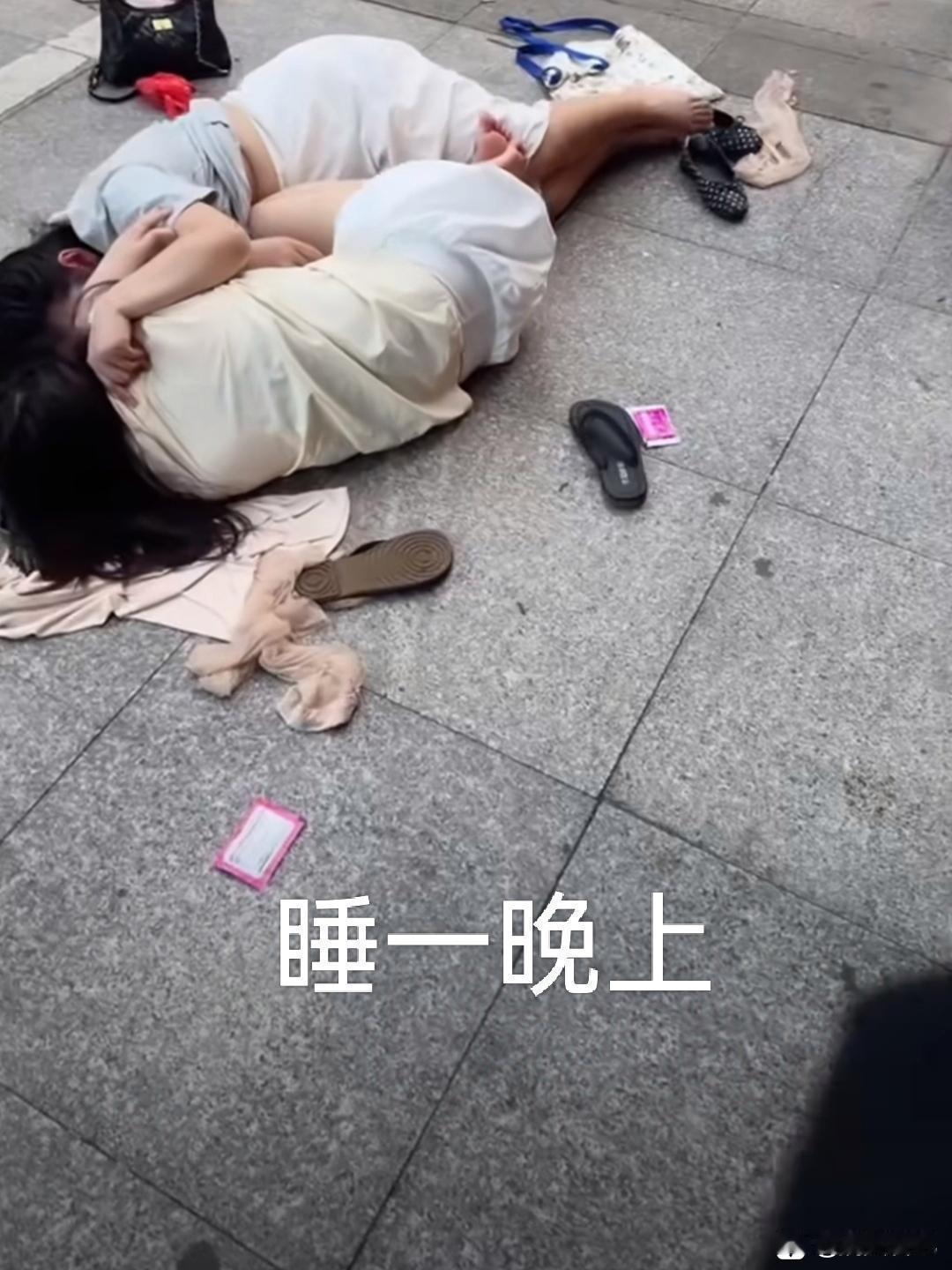 喝醉酒到底能闹出多大状况？
两名女子醉酒之后，直接在街边就地睡了整整一夜。等到天
