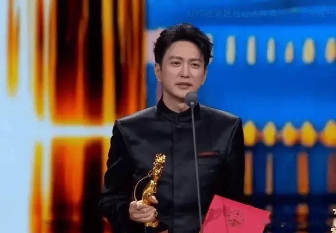 赵丽颖在社交平台发祝福恭喜王仁君拿飞天奖视帝，一句“恭喜二哥哥！”直接把人拉回《