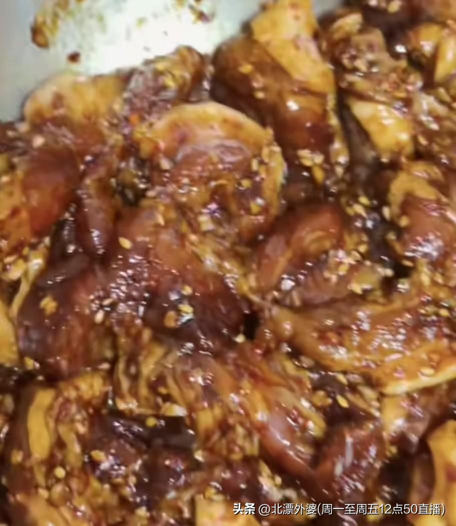 孩子放假想吃烤肉？学会这个万能的腌肉公式，肉鲜嫩入味不发柴，配方精准到克
 一比