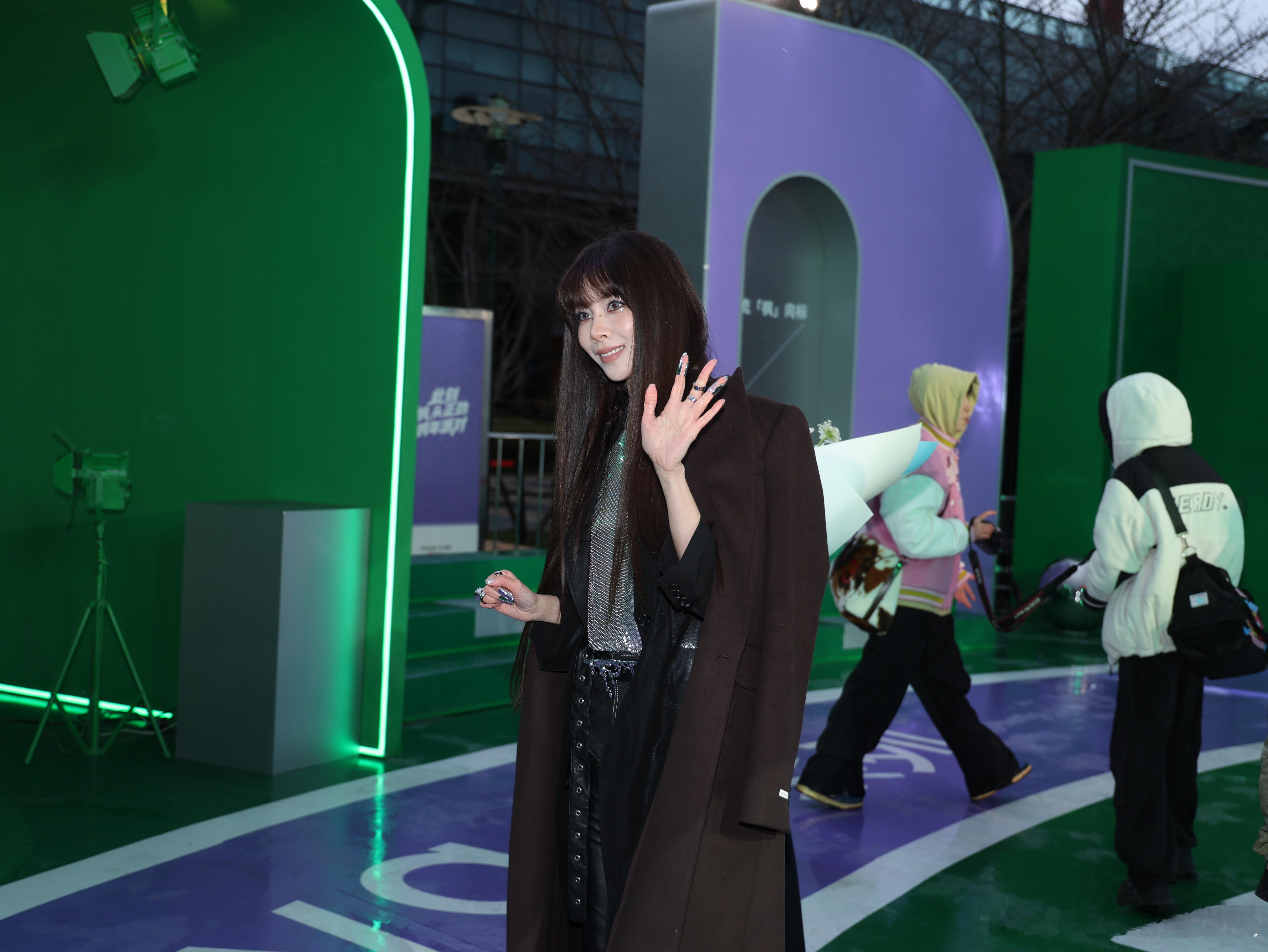 辣妹宋妍霏我笑纳了被宋妍霏活动的潮酷造型狠狠戳中！随性中带着精致，酷飒里透着鲜活