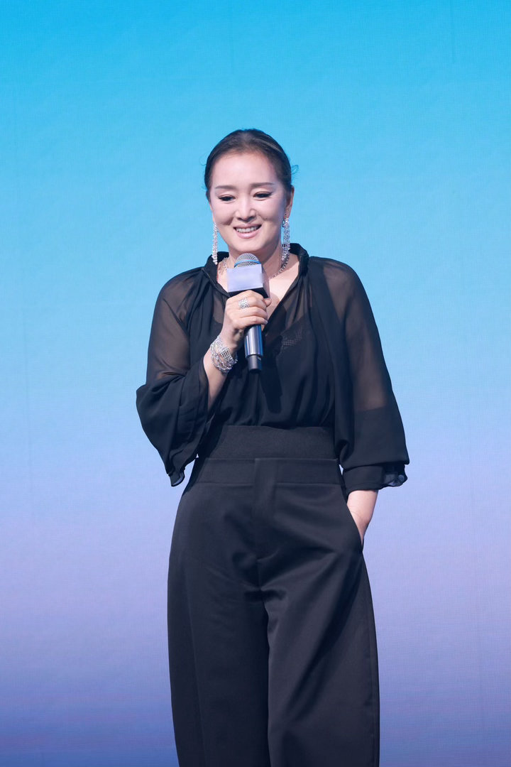 巩俐近期状态不少网友反复回看巩俐单手插兜的抓拍镜头，飒爽利落的姿态浑然天成，这份