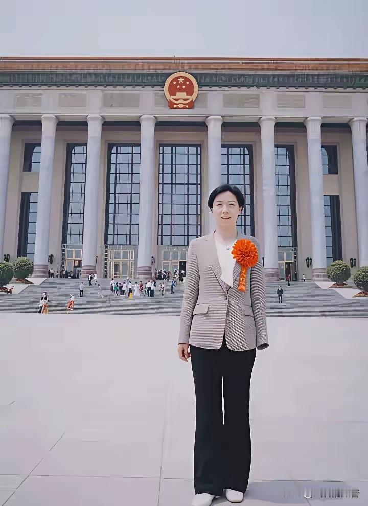 这就是中国最穷的一个运动员，以捡破烂交学费，为了节省三元钱的，公交车费，每天上下