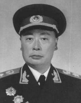 1955年，全军授衔之前，刘少奇却反对给陈毅授元帅军衔，周恩来得知后，立马写了封