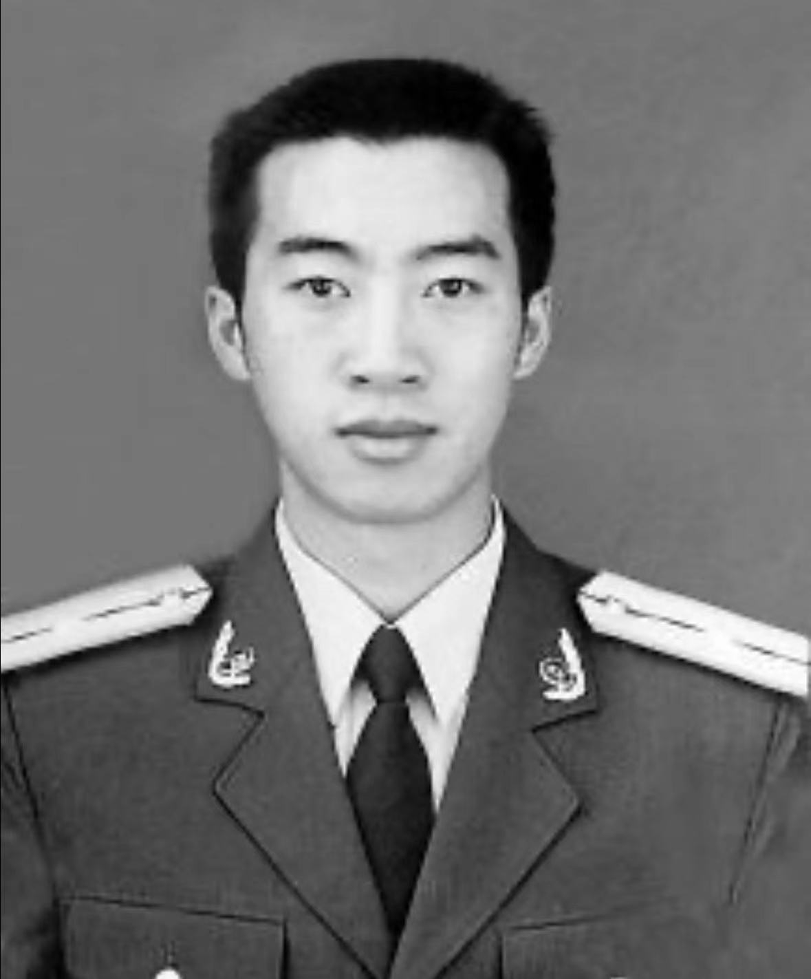 武警战士甘祖荣，于2007年3月25日在地区开展缉毒工作时，与一武装贩毒团伙发生