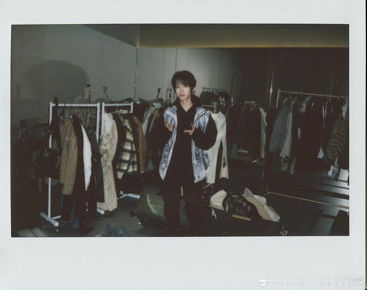 贺峻霖新综艺拍立得 贺峻霖的新鲜拍立得，宝贝辣么小的一张脸！好会拍～