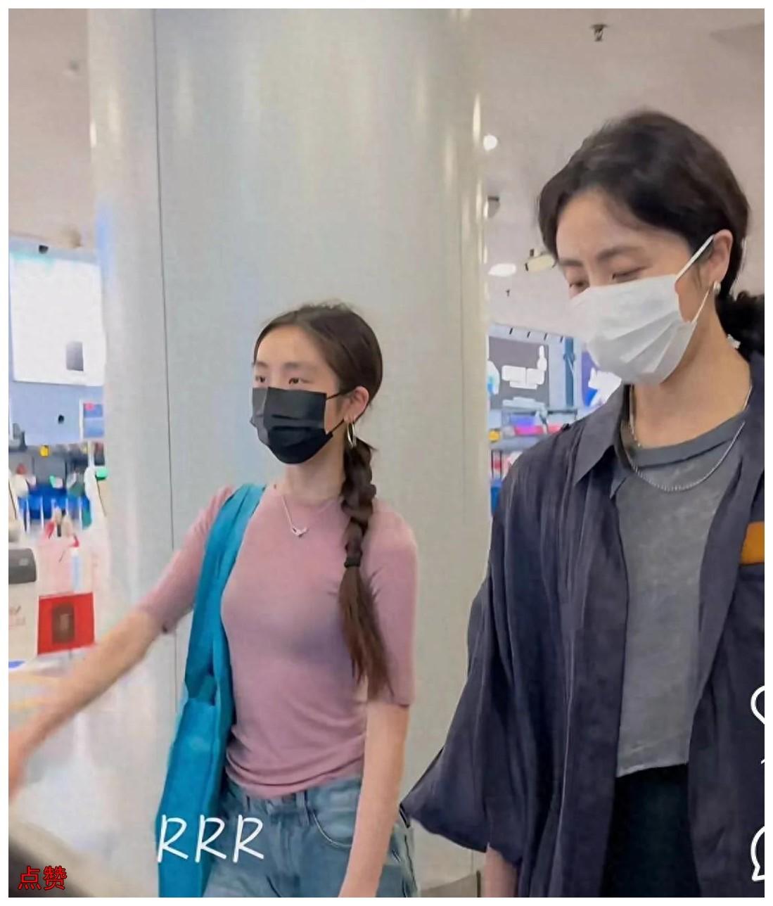黄多多回国穿200件T恤，妈妈孙莉一身黑内心深处。

有网友说，这母女俩太会了。