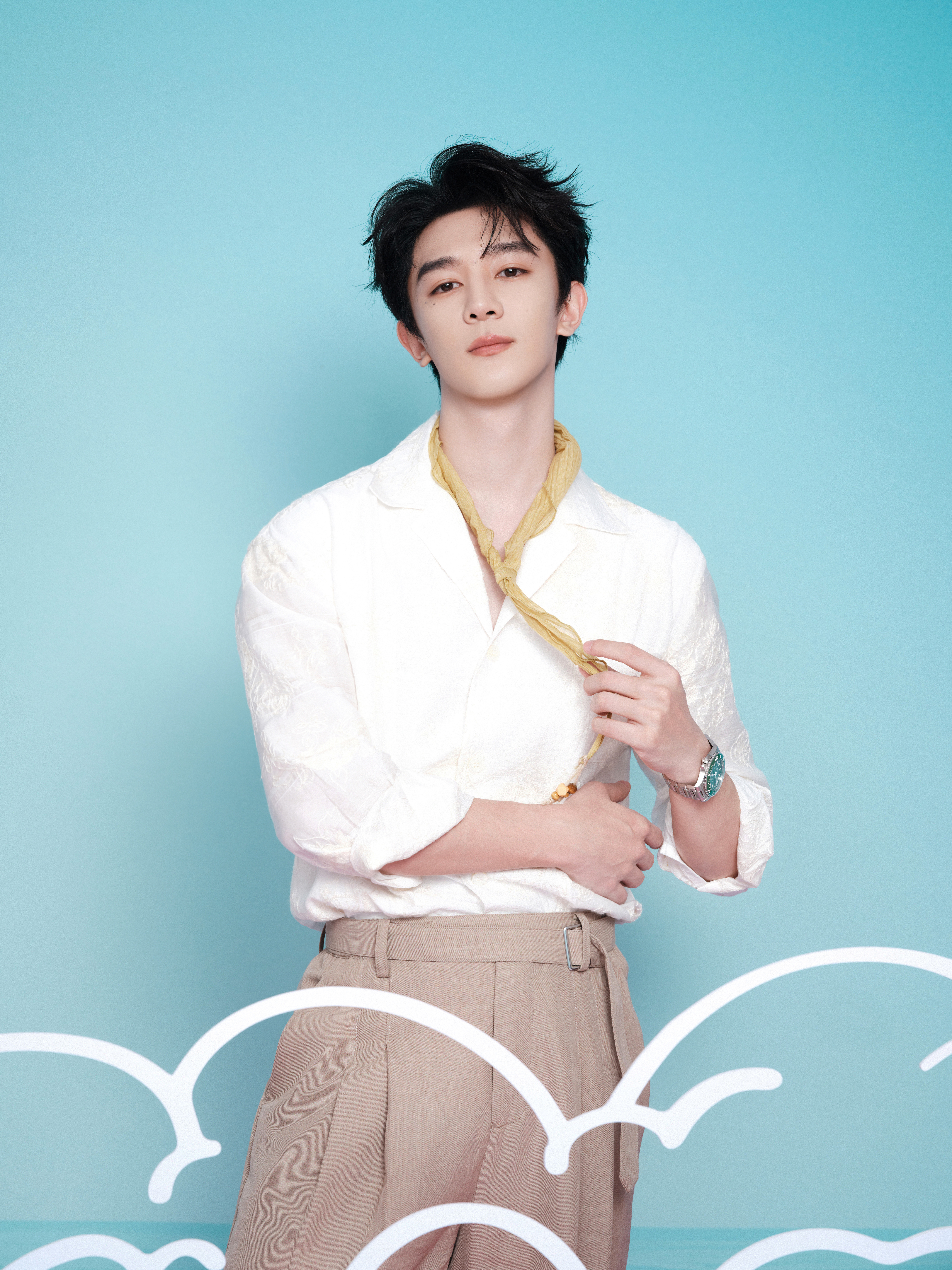 夏之光 × LONGINES今日浪琴上海活动造型大片，身穿暗纹褶皱白衫搭配鹅黄丝