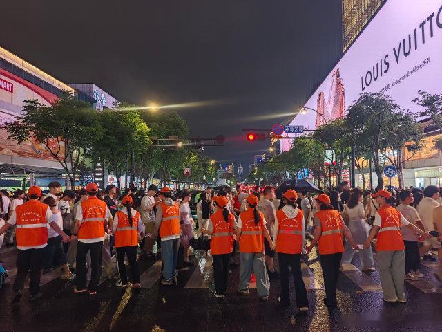 晴雨公益义警常态化值守湖滨商圈，假期组织最美人墙协助公安交警疏导车流人流，提供问