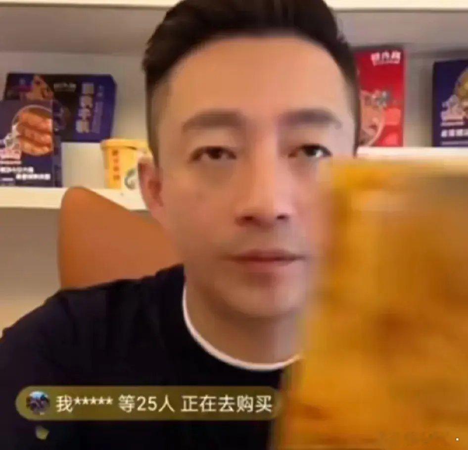 汪小菲太尴尬了！6月2日，汪小菲吃播吃麻六记苕皮，给儿子吃了一口后问儿子好不好吃