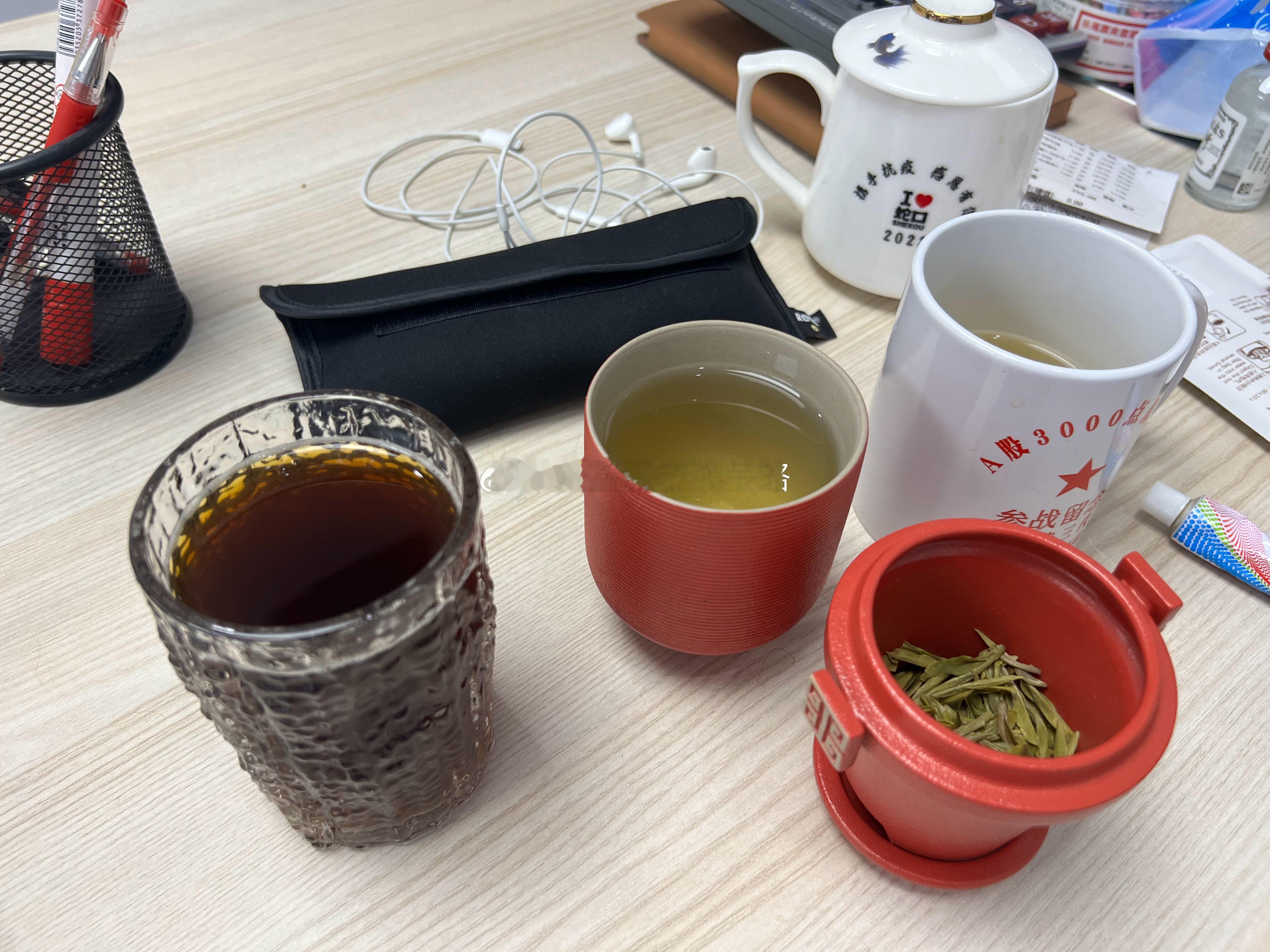自从余老师和杨老师都送我咖啡之后，我最近半个月没点过星巴克和瑞幸了，天天喝速溶咖