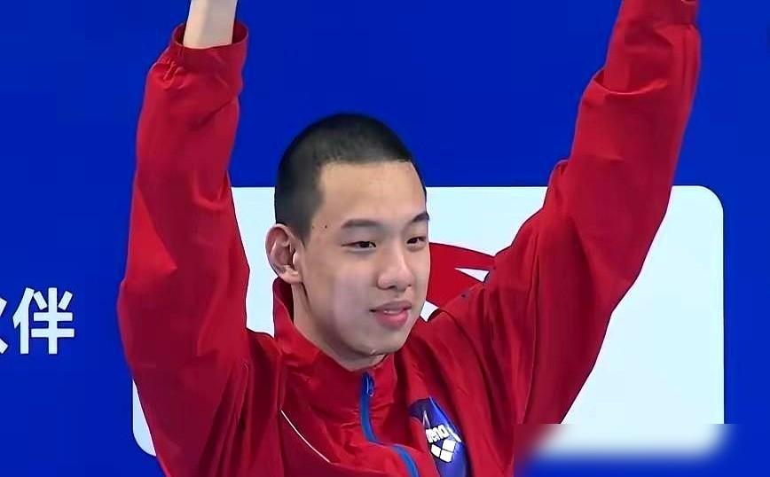 18岁的顾恩翊顶着一头乱发拿了银牌，直接把泳池里的“装备党”们，干沉默了。
就