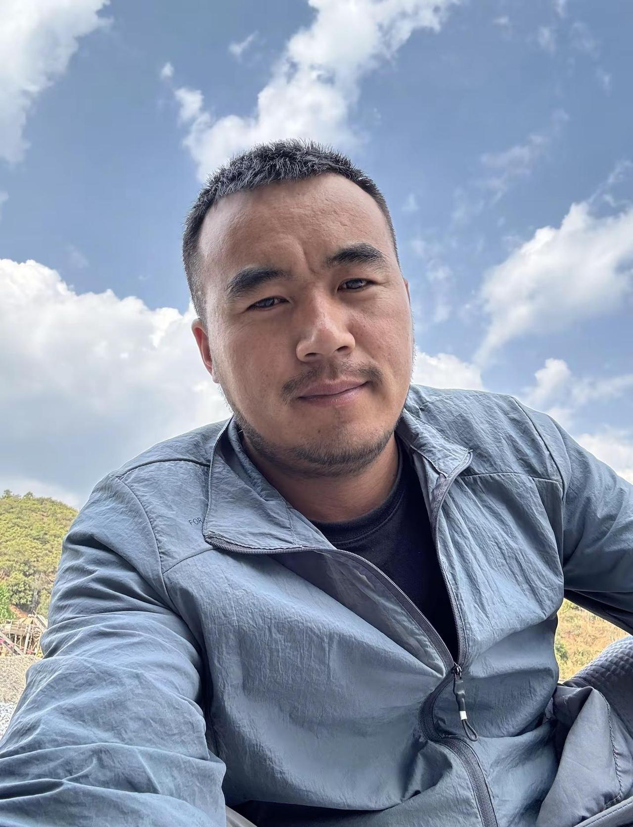 今天要热晕了天气预报才显现26度我感觉比30度还热络腮胡 小叔叔 爷们儿