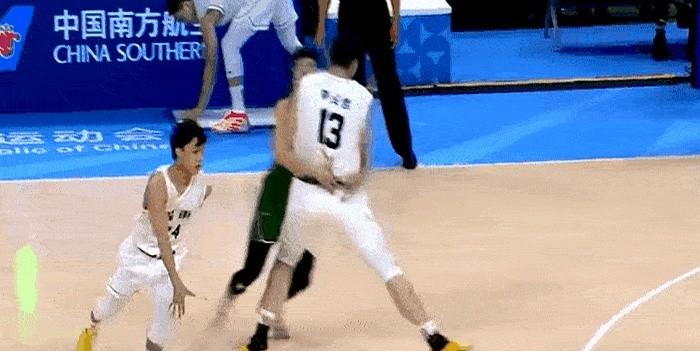 昨晚东莞，徐杰迎着韩德君拔进三分，镜头里李彦哲屁股还顶在韩德君腰上。

这球不是