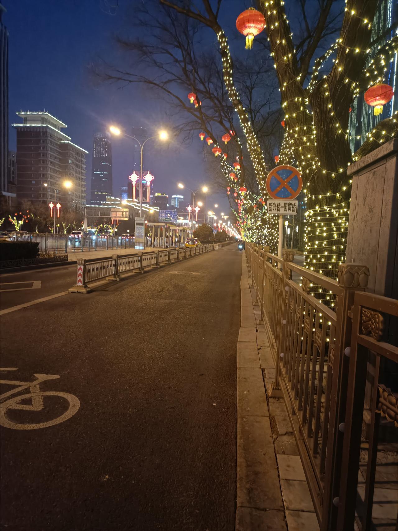 看到“千家笑语贺新年”求上联，这让我来了兴致。对联讲究对仗工整、平仄协调。下联描