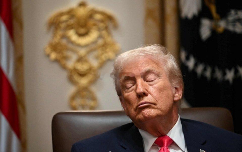 特朗普承认超量服用阿司匹林 手部瘀青引健康争议核心快讯近日，美国前总统特朗普在接