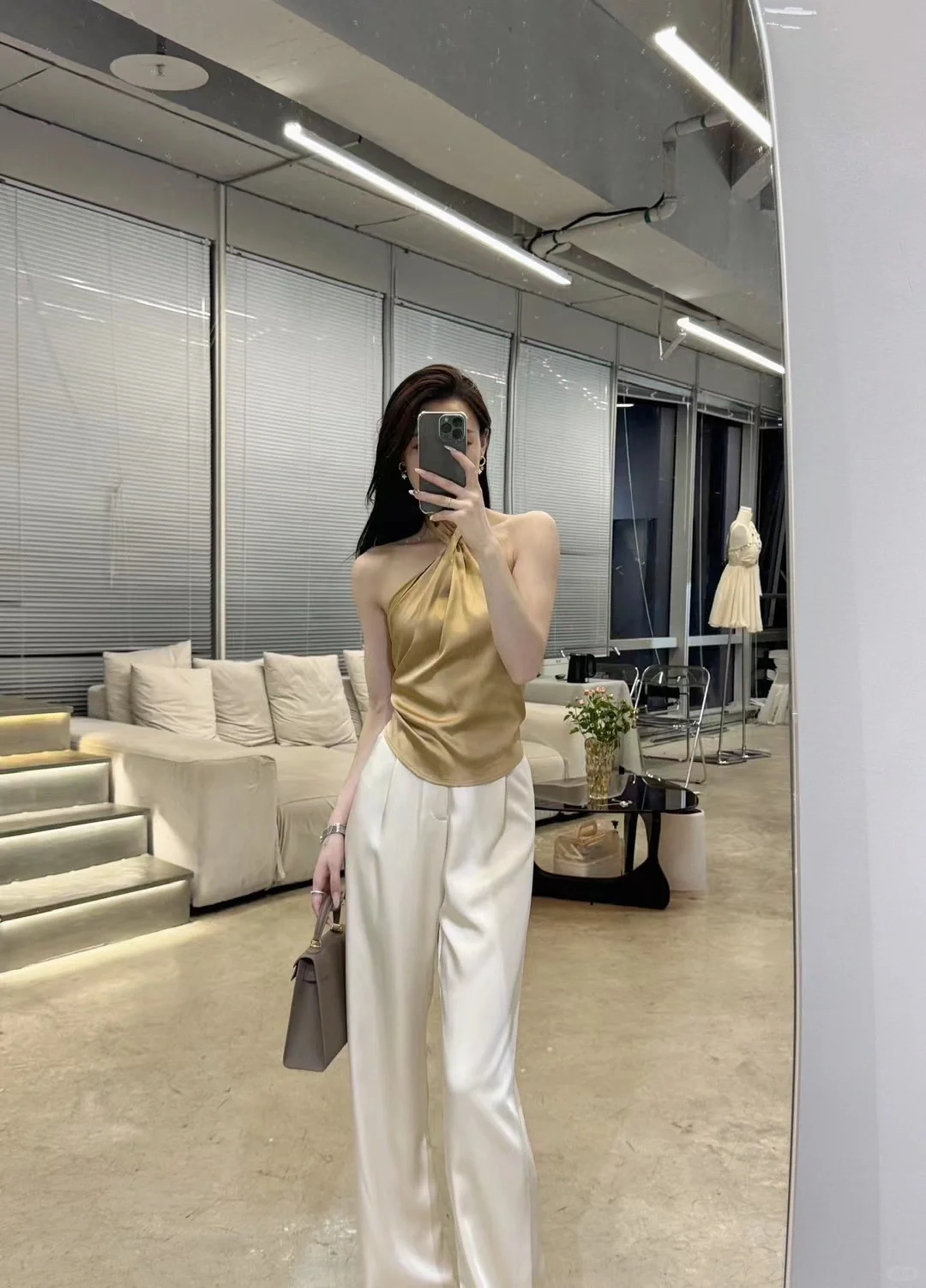 OOTD｜夏日穿搭 气质挂脖上衣赢麻了！