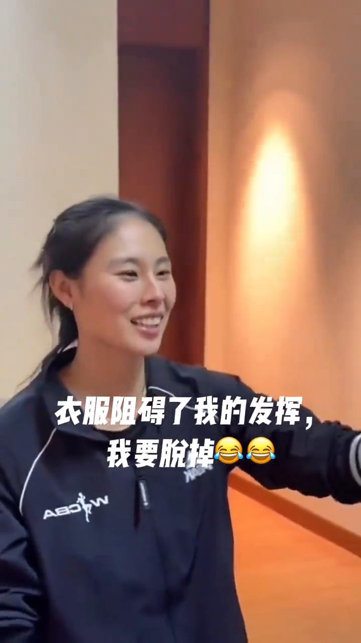 衣服阻碍了我的发挥，我要脱掉。开始认真啦，小心啦。掌声在哪里？