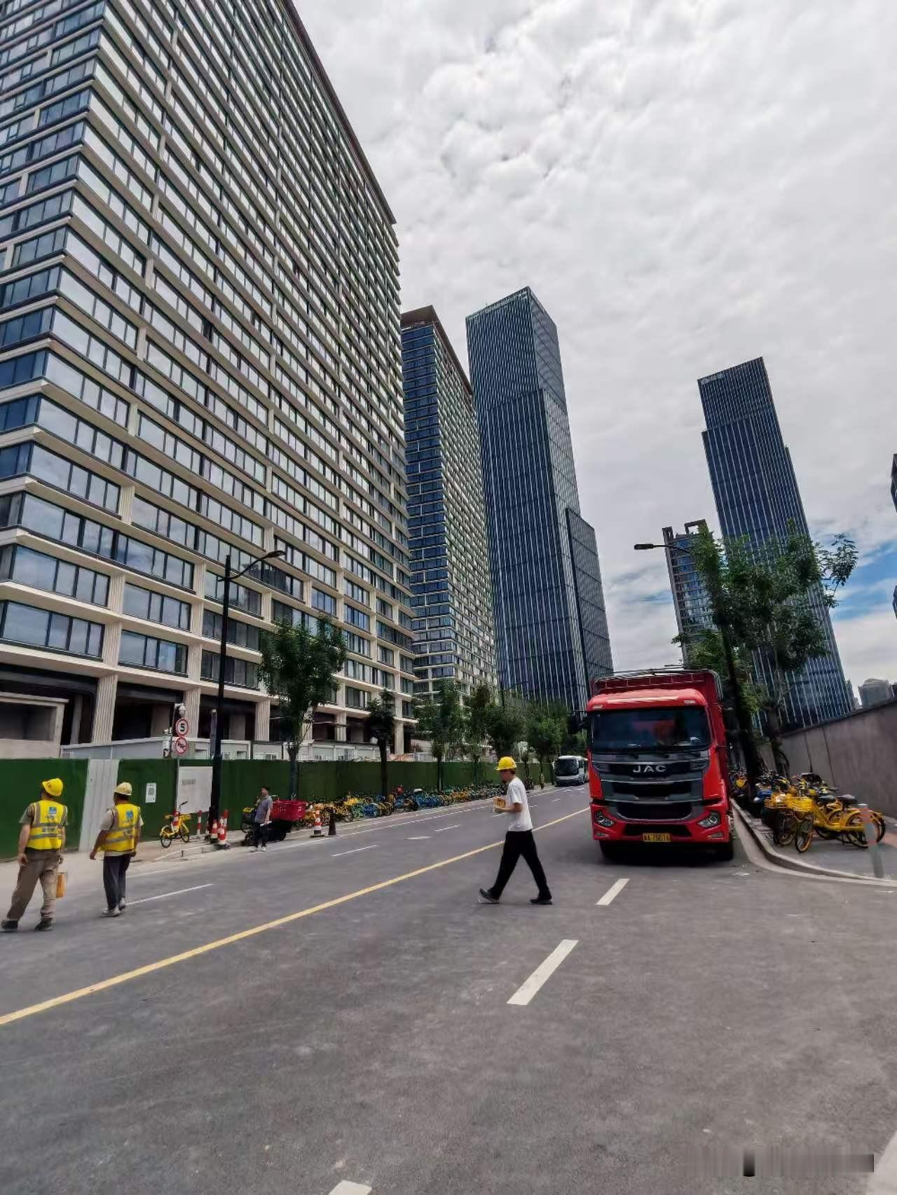 今天的董家渡路一隅
今天，来到小南门的董家渡路，这里早没了当年街边的烟火气和人来