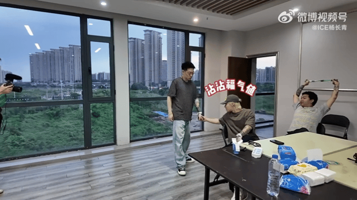 弹壳：随便站站就是底气。翁杰：红飘带系住祝福。布瑞吉：先看一眼娃再背一遍词。Ya