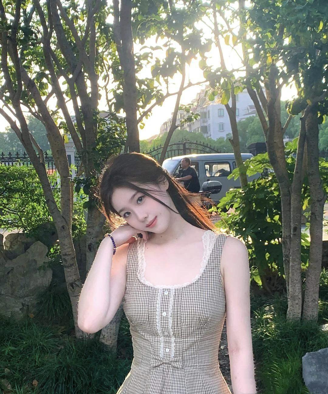 美图欣赏，看图写诗

《林间少女》
晴光过叶落格裙，
浅笑凝眸惹雀鸣。
风过发梢