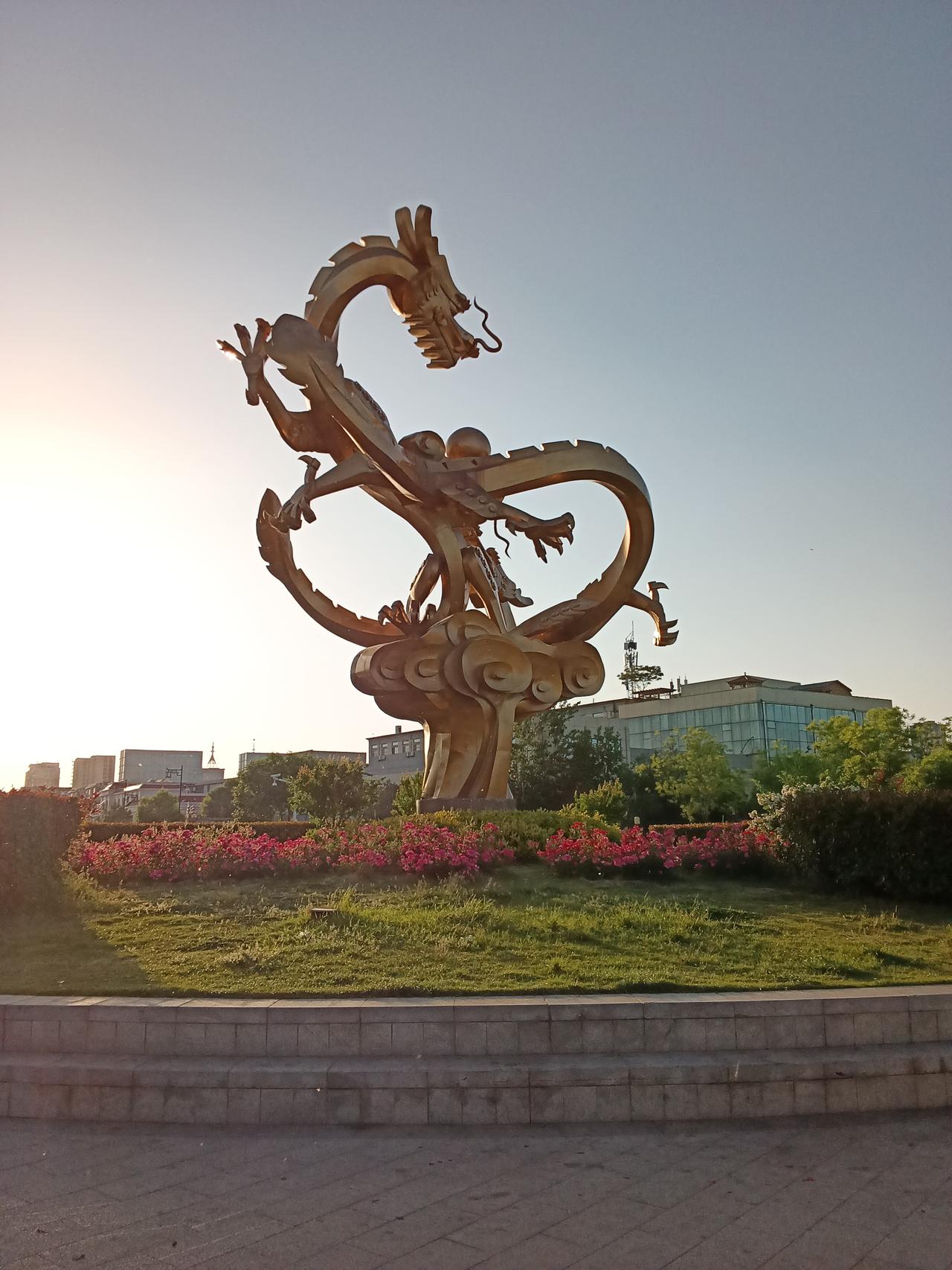 逐梦少年红尘路（117）

自罚三杯
气氛渐渐紧绷，阿文见状连忙打圆场，提议找家