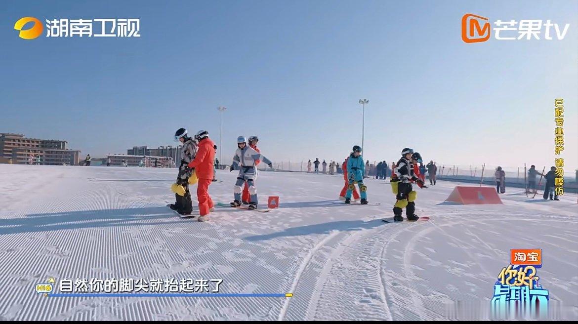 刘宇滑雪上手就会 天赋 + 名师加持！学习滑雪环节，刘宇跟着教练很快摸透技巧，上