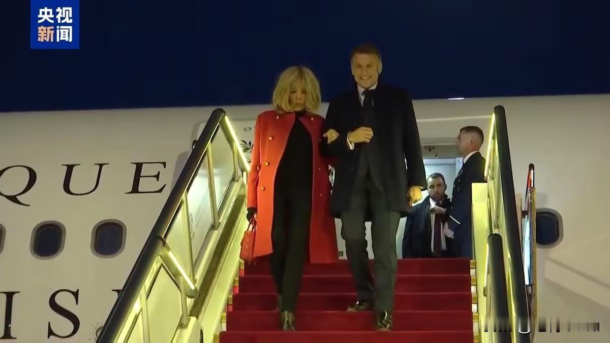 马克龙开启第四次访华 美财
长拒答是否保卫台湾
12月3日法国总统马克龙抵达北京