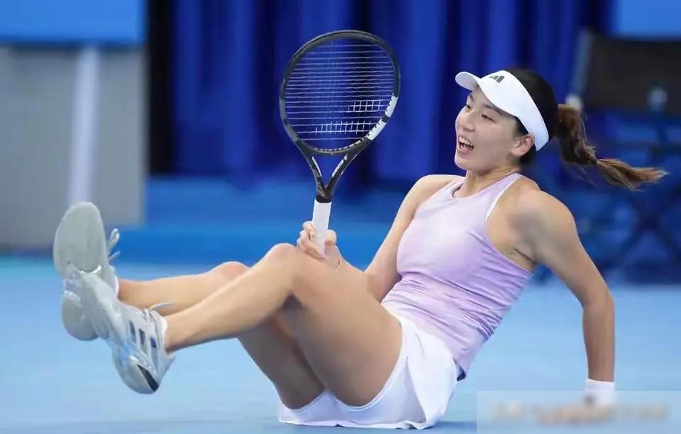 王欣瑜咋越打越没底？
温网首轮，王美人对阵意大利选手科恰雷托。

看直播的时候，