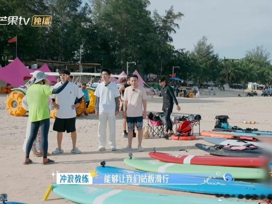 齐思钧这回真乘风破浪了 沙滩上和徐志胜对着练动作，互相打趣没个正形，一入海立马“