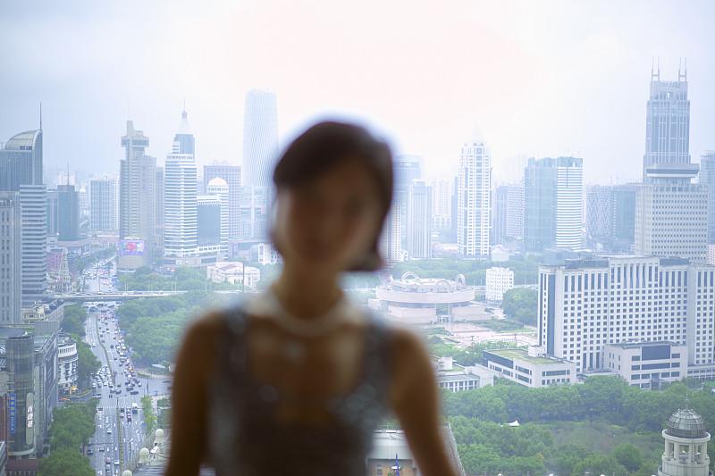 早前刷到一种说法，说北上广这类一线城市里单身女性数量不少，真不是她们挑剔到不愿嫁