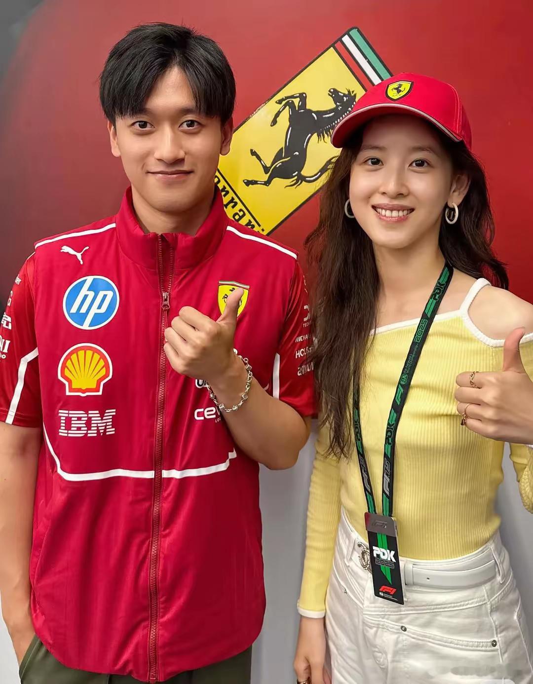 章泽天现身 F1 比赛！穿搭夏天，身材太瘦像小女孩，晒与周冠宇合影！！！ ​​​