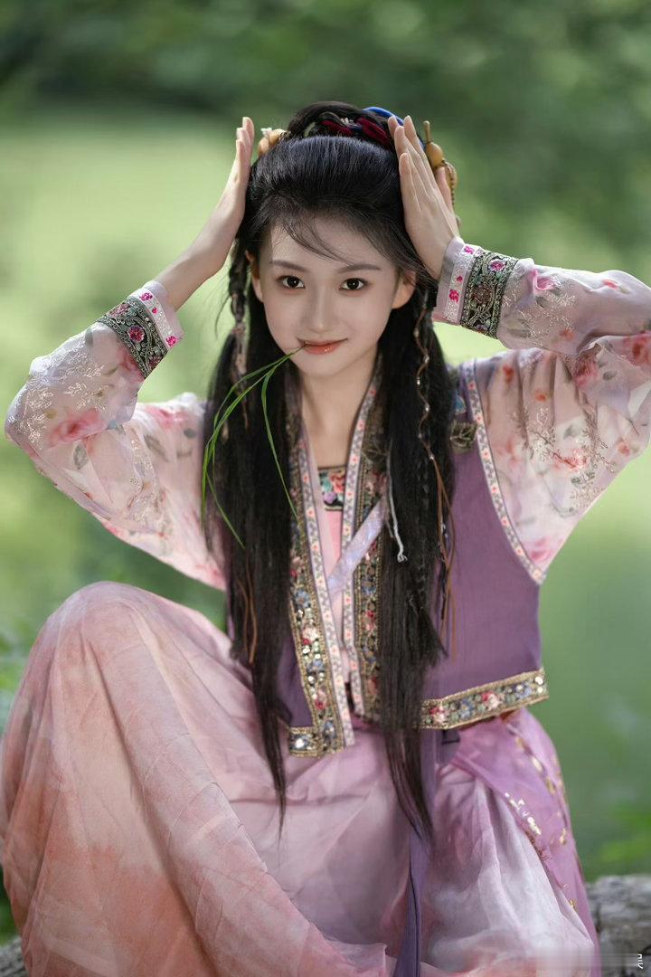 欢娱又签新人了、内娱05花上新了欢娱持续吸纳新生代演员，05花郑心正式加盟，为荧