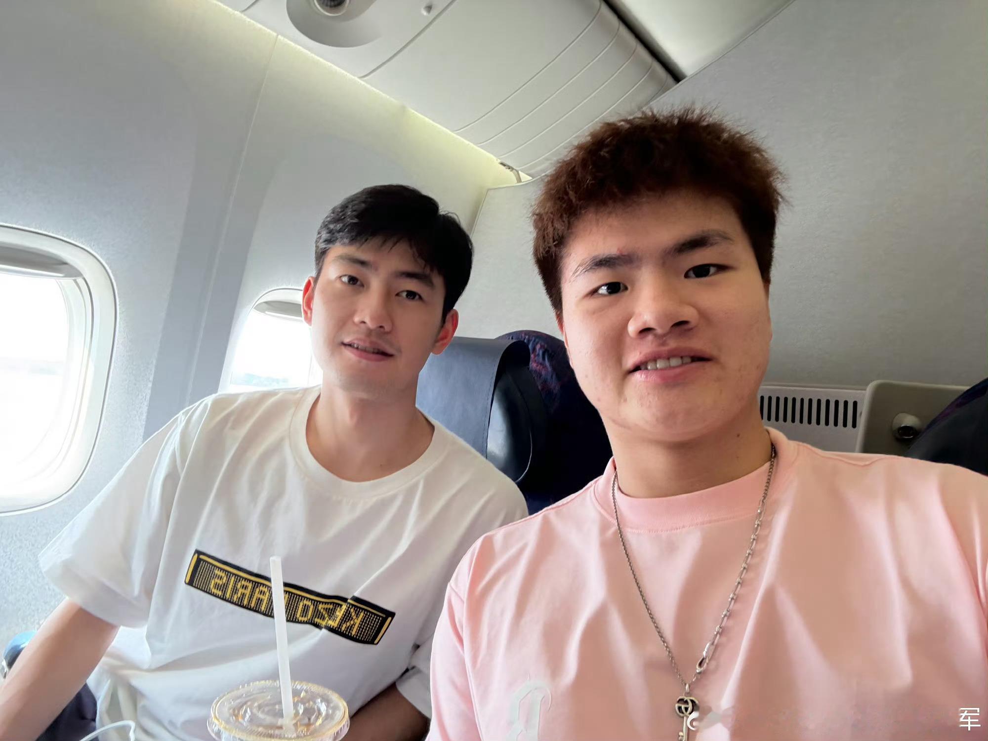 王昶艾特梁伟铿梁王出发巴黎 王昶艾特梁伟铿 ​​​