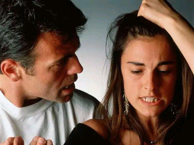 结婚3年才发现丈夫有7个微信，想想都后背发凉。就像吴晴，刚结婚不久就发现丈夫手机