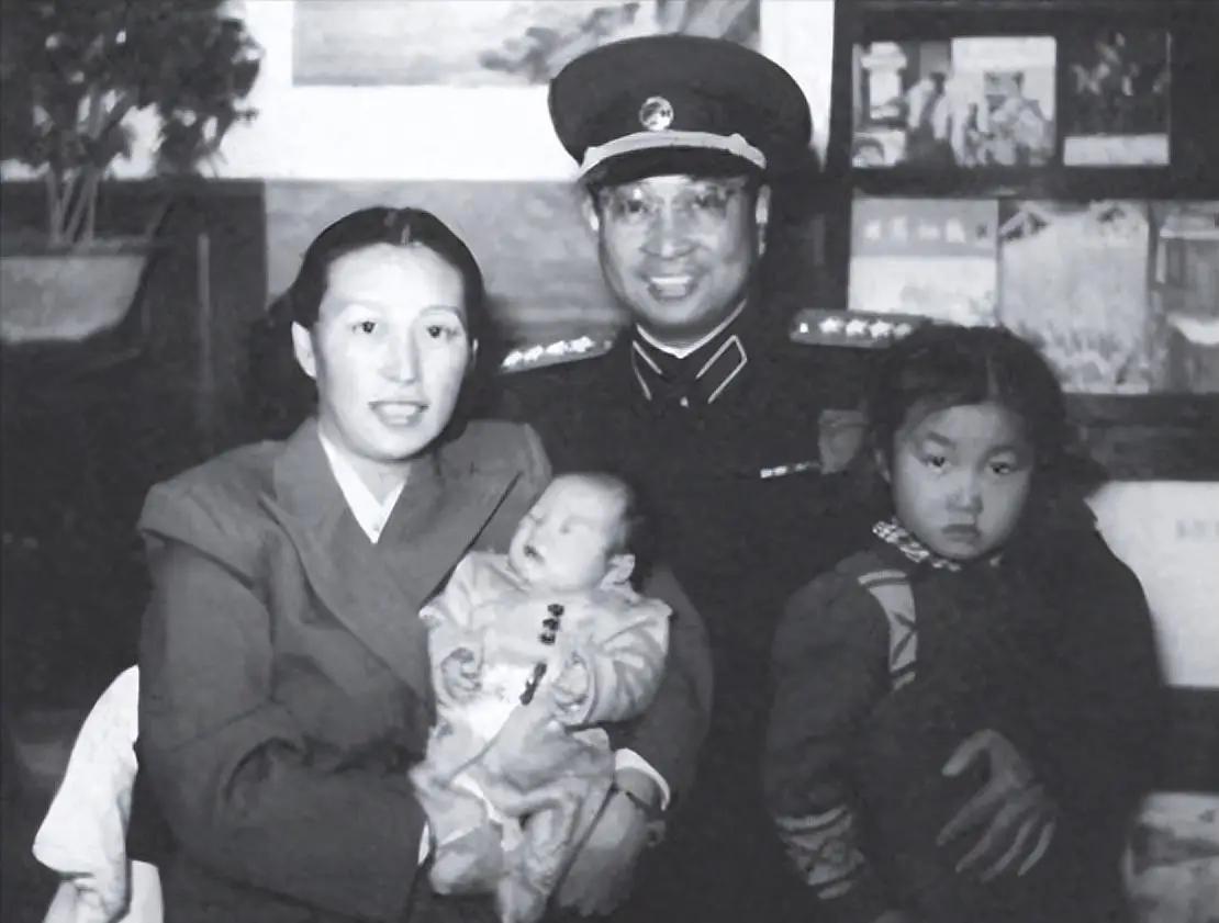 1950年，陈赓的女儿陈知进出生后，一位女兵脱口而出：“司令员的女儿怎么这么难看