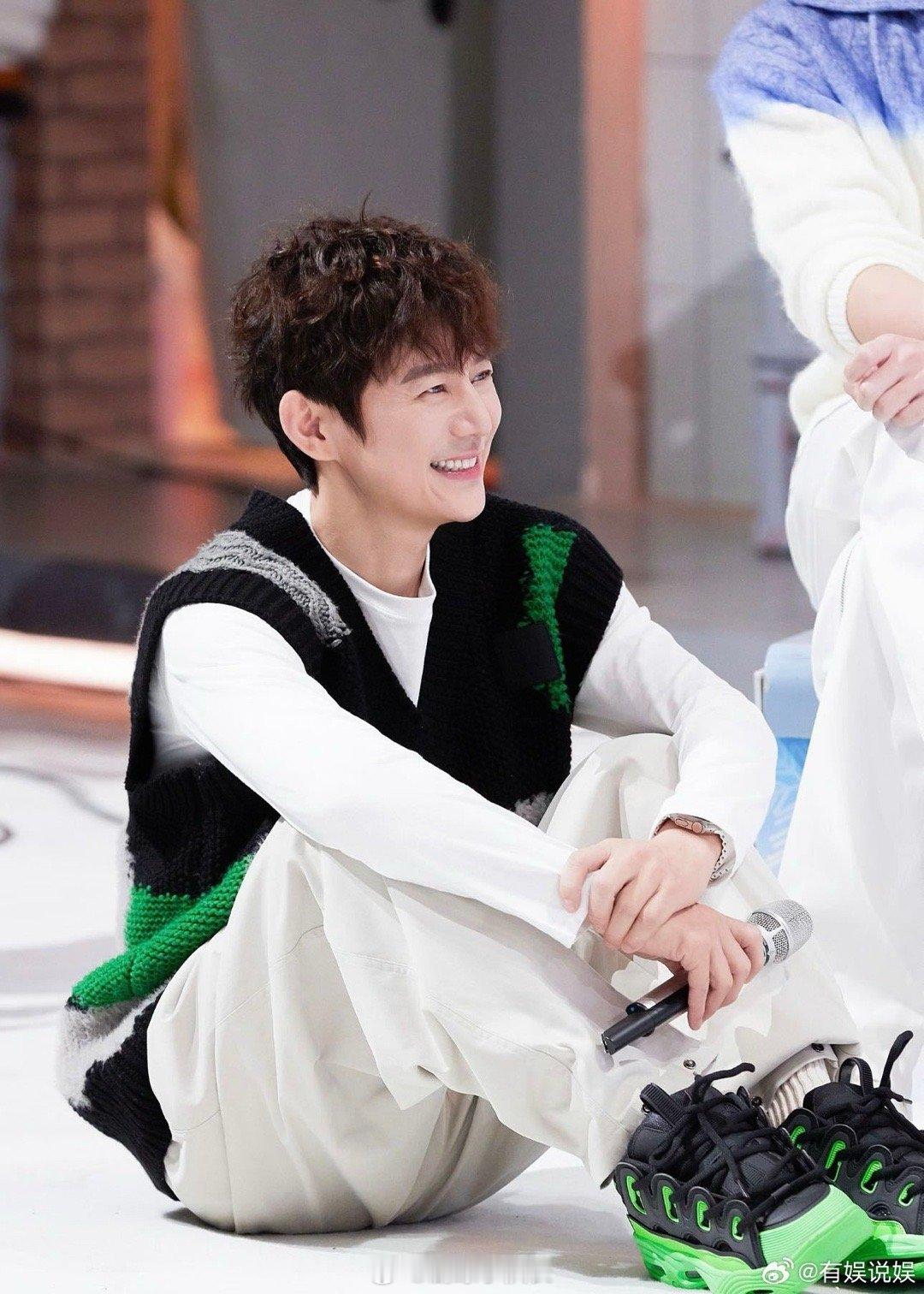 何老师五十多岁还能被宠成小孩子大侦探 何老师五十多岁依然被宠成“何三岁”，这大概