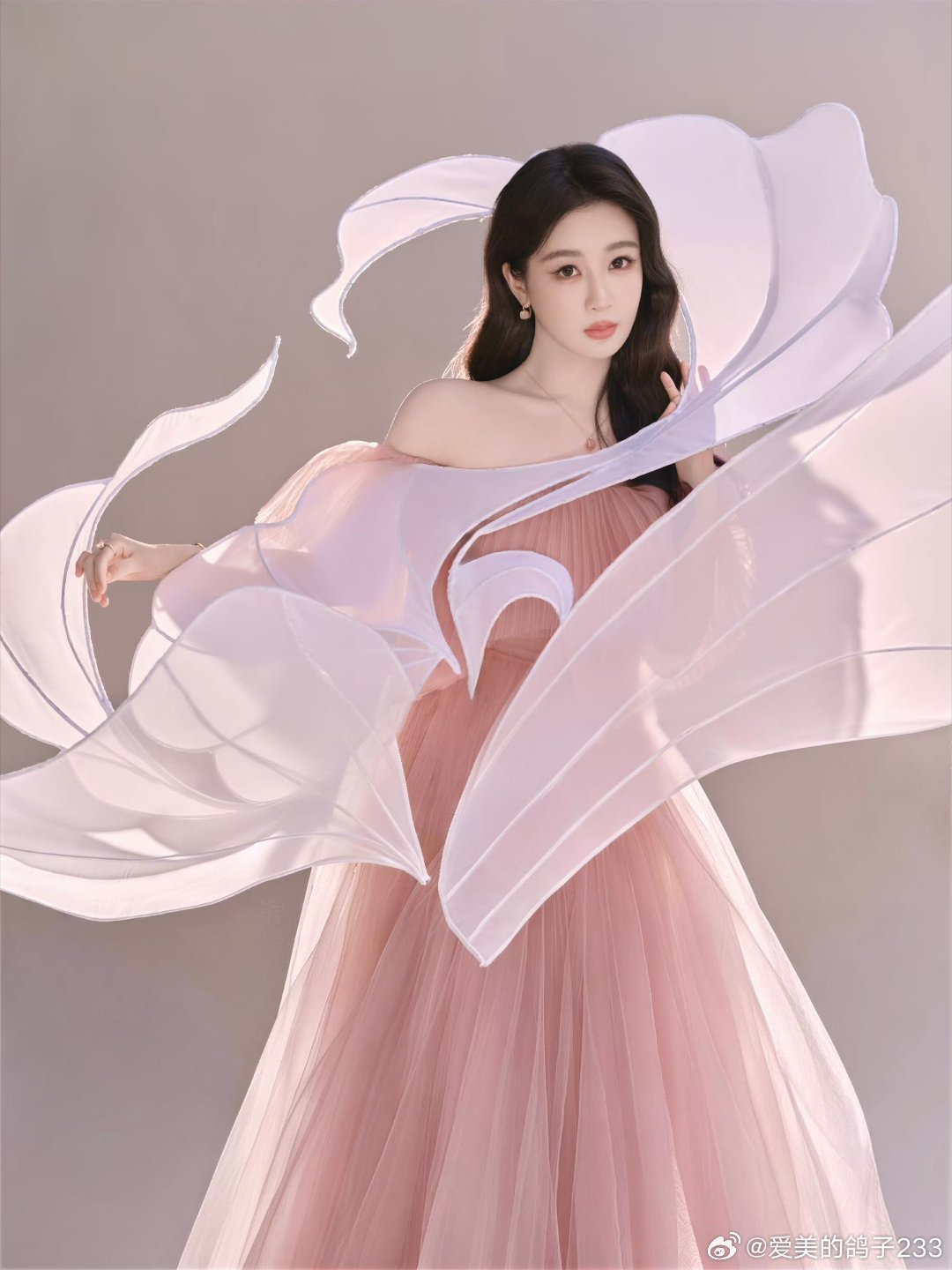 杨紫[超话]‍杨紫玉兰花开君再来  “海至深是梦，夜至深是黎明，我灵魂至深是你”