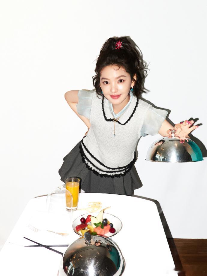 华天崎给章若楠化了妆华天崎给章若楠化的妆夯爆了自在尽兴，美丽在线！章若楠这套妆容