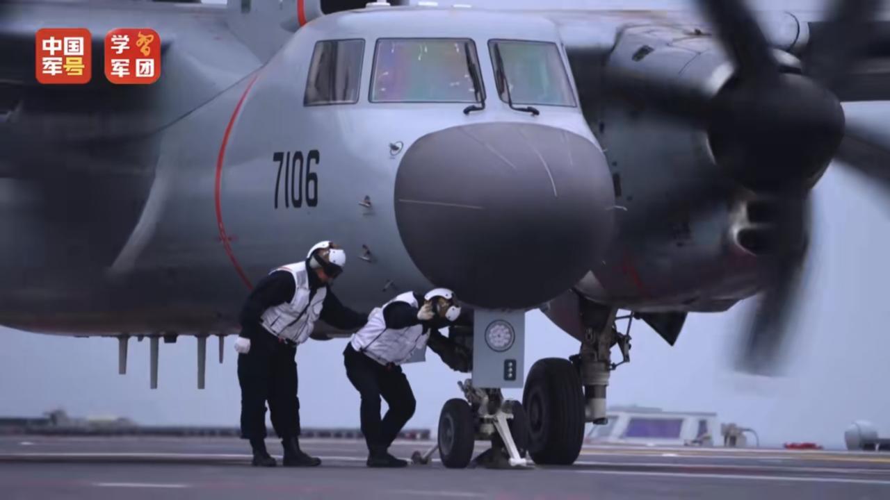 不同角度视野对比，舰载机空警-600的机身蛮大的，而能用电磁弹射起飞，是真的厉害