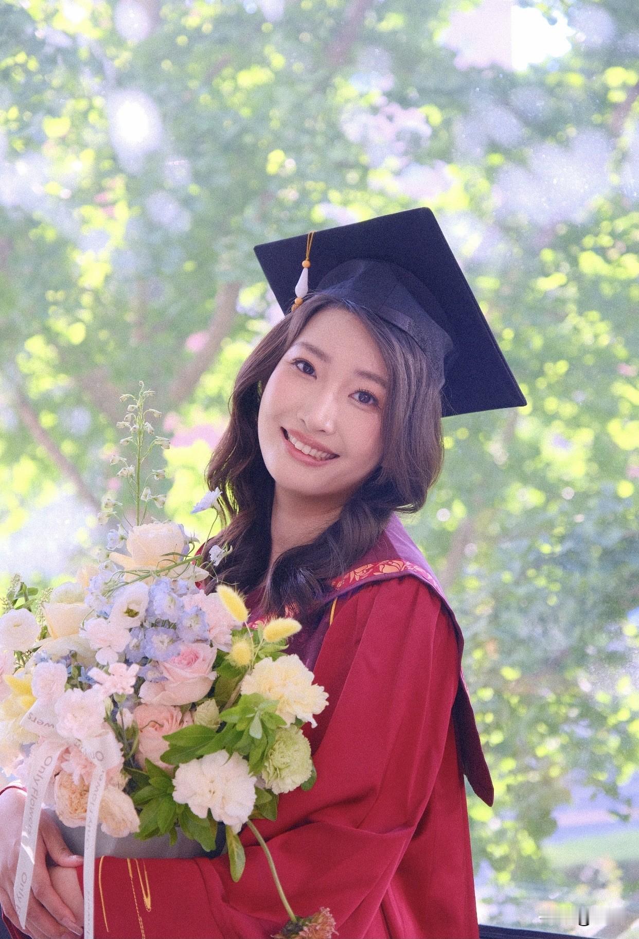 所以，漂亮的女人可以是外貌惊艳的，更可以是有气质、有内涵，由内而外散发魅力的。