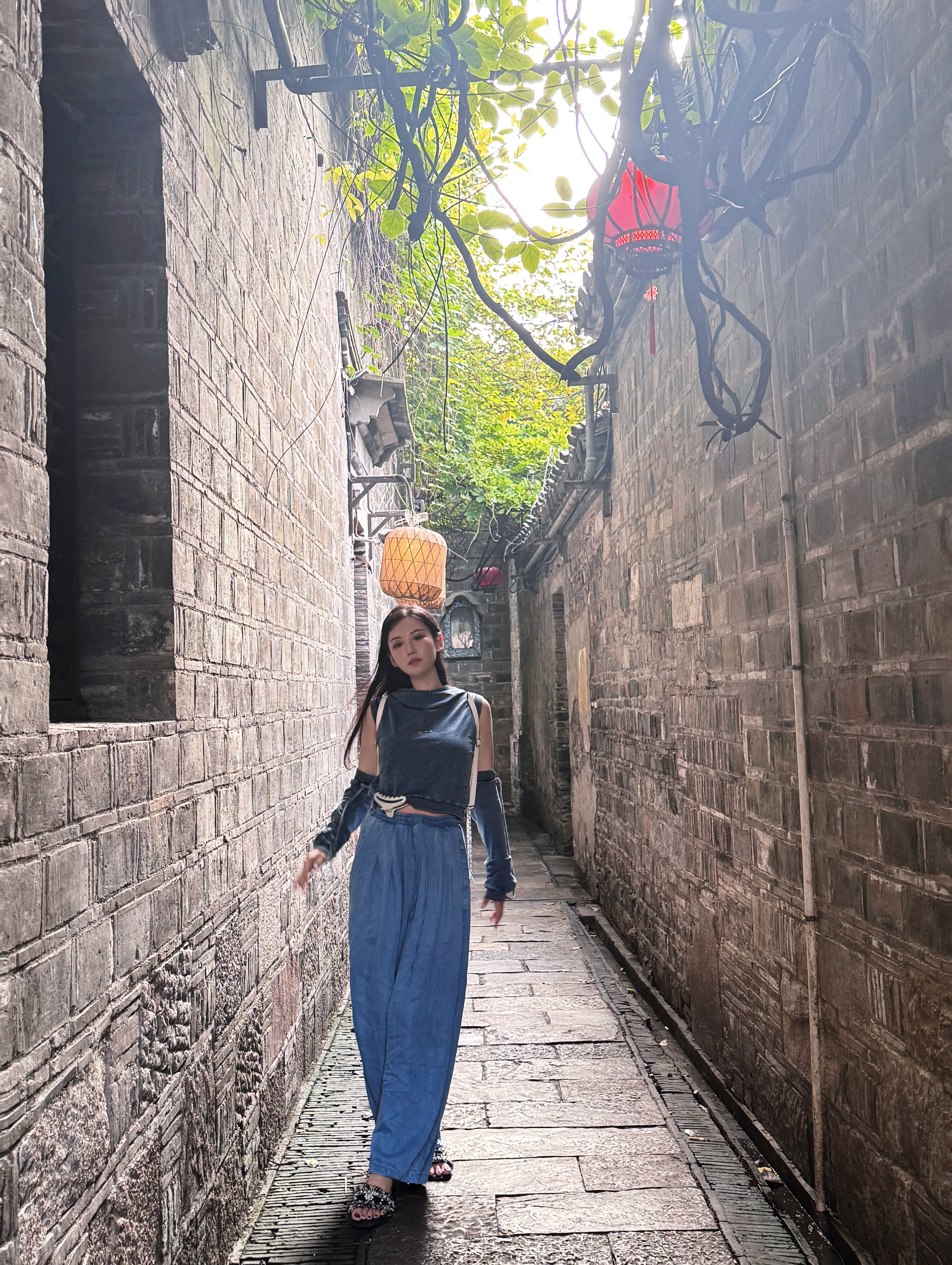 一个极其爱拍侧脸的女人