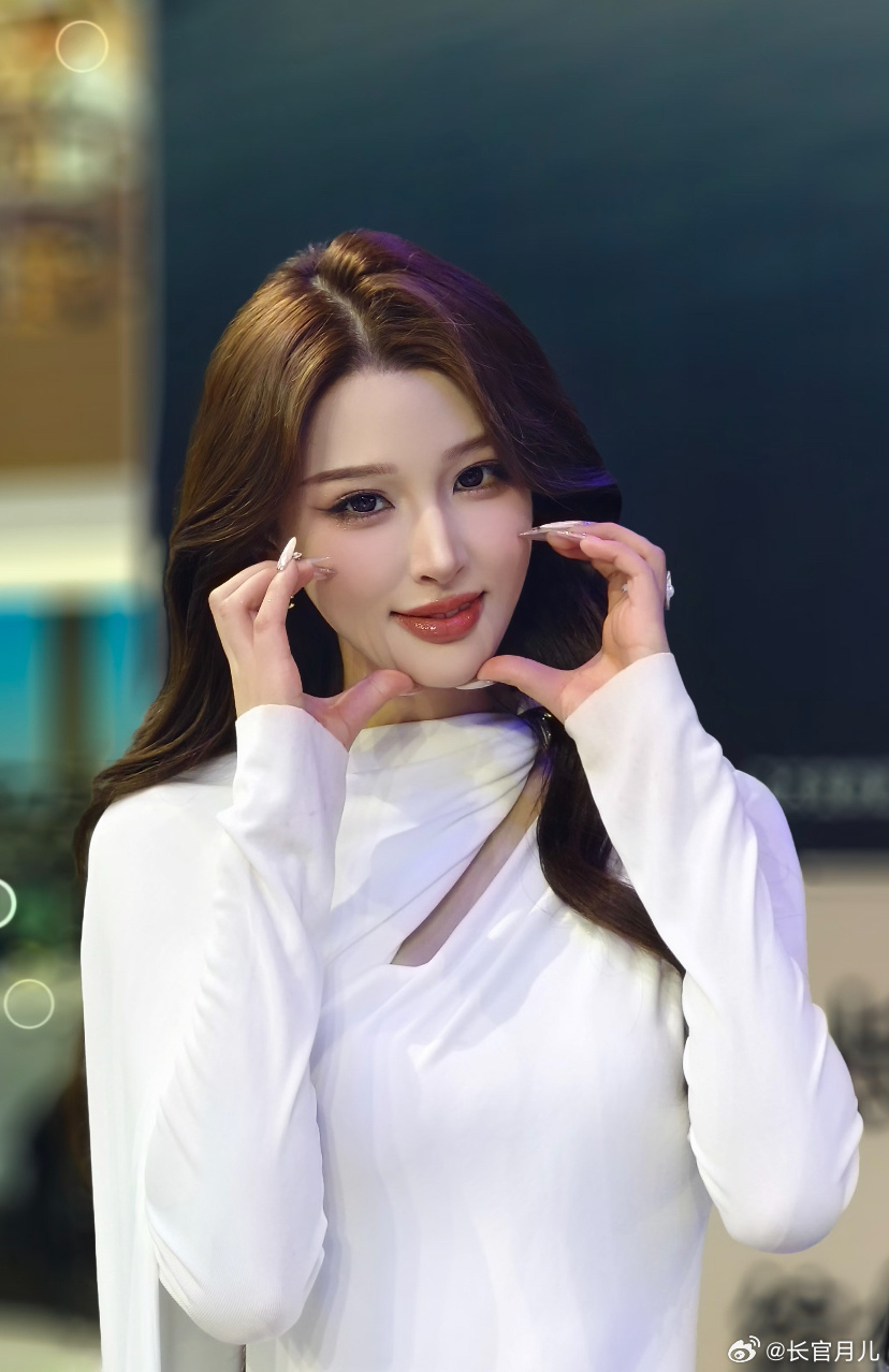 车模小姐姐的颜值就是好。 