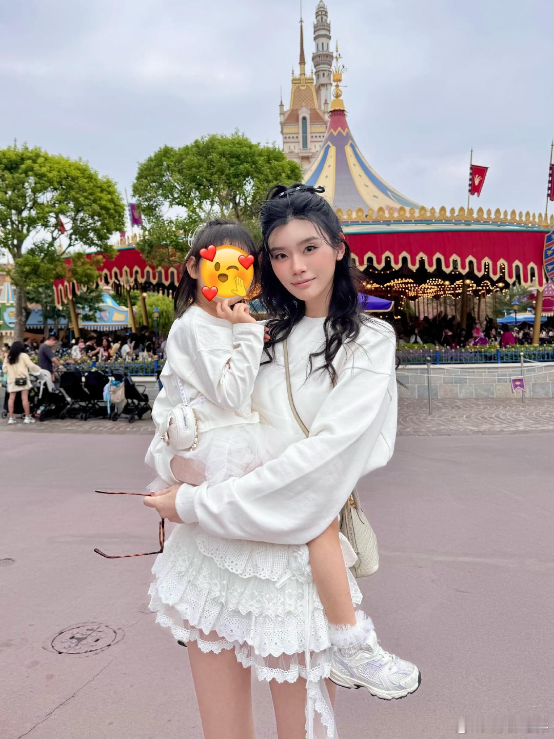 奚梦瑶为女儿庆生何猷君奚梦瑶女儿侧脸 11月2日，为女儿庆生，“祝我的小宝贝快乐