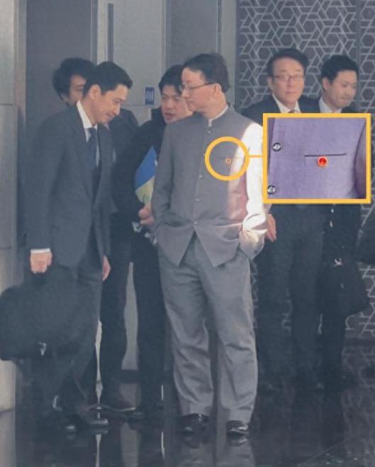 日方竟要求中方解释，日本外交官低头听讲画面[呲牙]

11月18日，外交部亚洲司