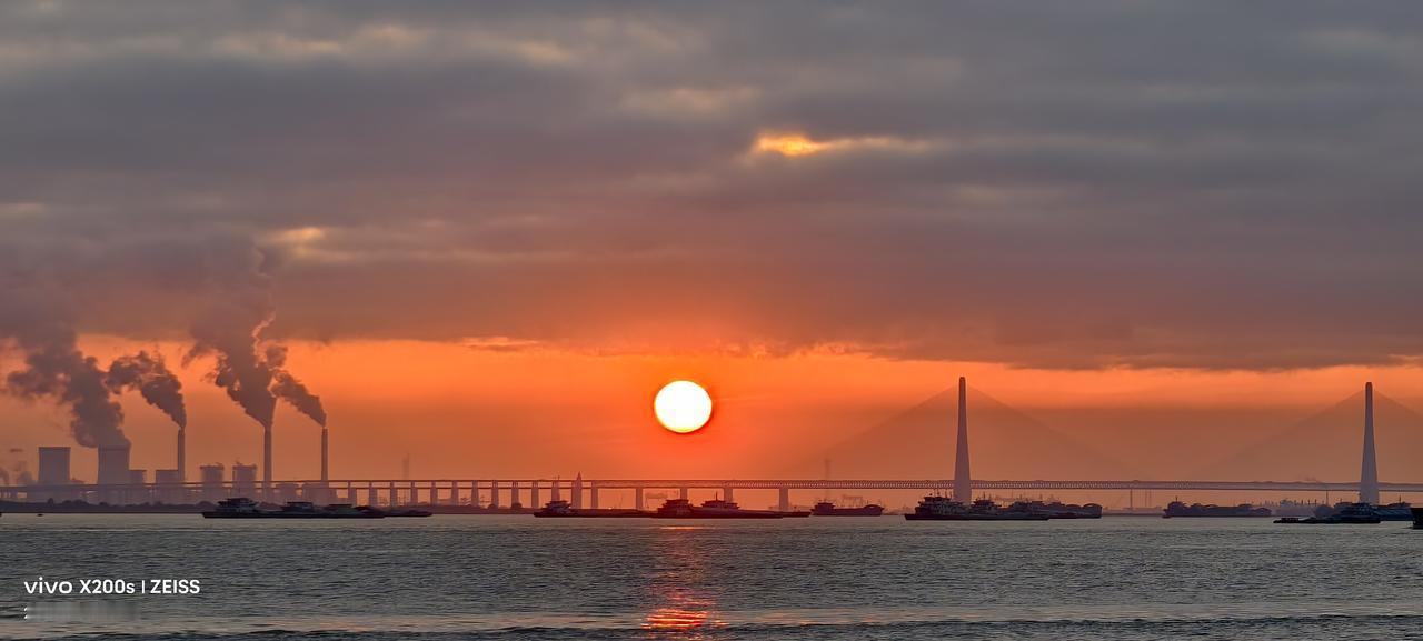 南通滨江公园的日落，美得让人忘了担忧

昨天傍晚5:50，带着小外孙女去滨江公园