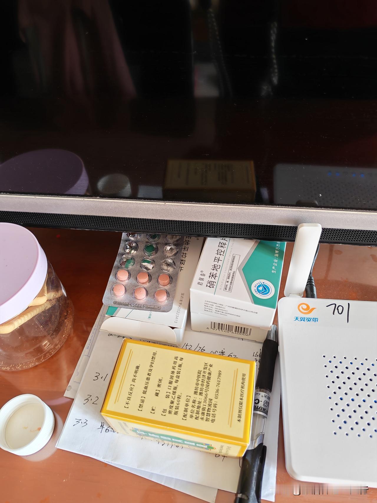 昨天去医院开了我妈的慢保药，今天送养老院来。

我把降压的、降糖的、肌无力的各种